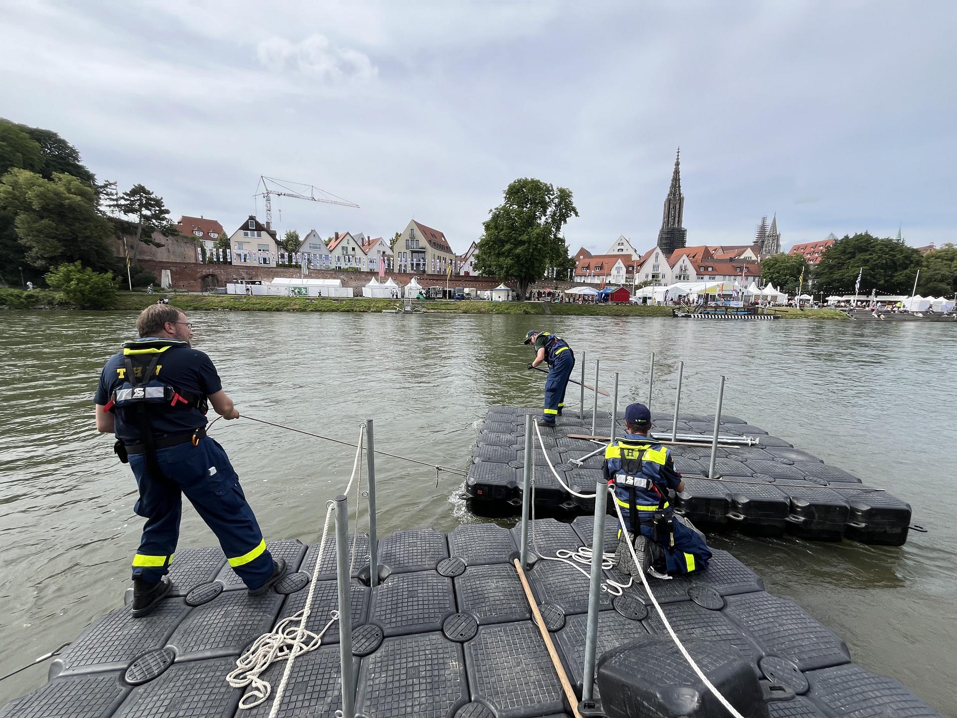 Fachgruppe Wassergefahren beseitigt Hochwasserschäden an der Donau
